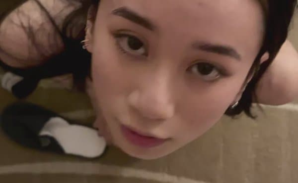 Kiri Amari 顺从地等待精液射在脸上   Kiri Amari Obediently Waits For Cum On Her Face